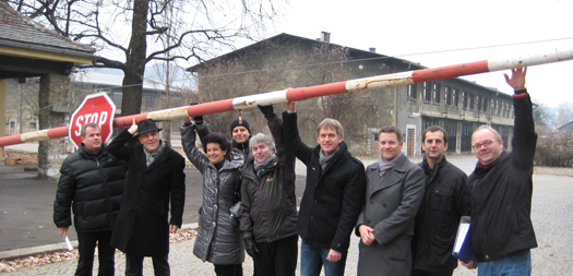 Freuen sich über die erfolgreiche Übergabe der Hummelkaserne (v.l.): Ing. Karl Heinz Hödl (GBG), Dr. Gert Hartinger (GGZ), Katharina Peer (Abt. f. Immobilien), Hr. Kohlbacher (Kohlbacher Wohnbau), Ing. Mario Krottmayer (MSZ Graz), Ing. Manfred Kubala (MSZ Graz), DI Dr. Josef Bernhofer (Gerichtssachverständiger), Franz Schauer (MSZ Graz), Ing. Rainer Plösch (GBG) Freuen sich über die erfolgreiche Übergabe der Hummelkaserne (v.l.): Ing. Karl Heinz Hödl (GBG), Dr. Gert Hartinger (GGZ), Katharina Peer (Abt. f. Immobilien), Hr. Kohlbacher (Kohlbacher Wohnbau), Ing. Mario Krottmayer (MSZ Graz), Ing. Manfred Kubala (MSZ Graz), DI Dr. Josef Bernhofer (Gerichtssachverständiger), Franz Schauer (MSZ Graz), Ing. Rainer Plösch (GBG)